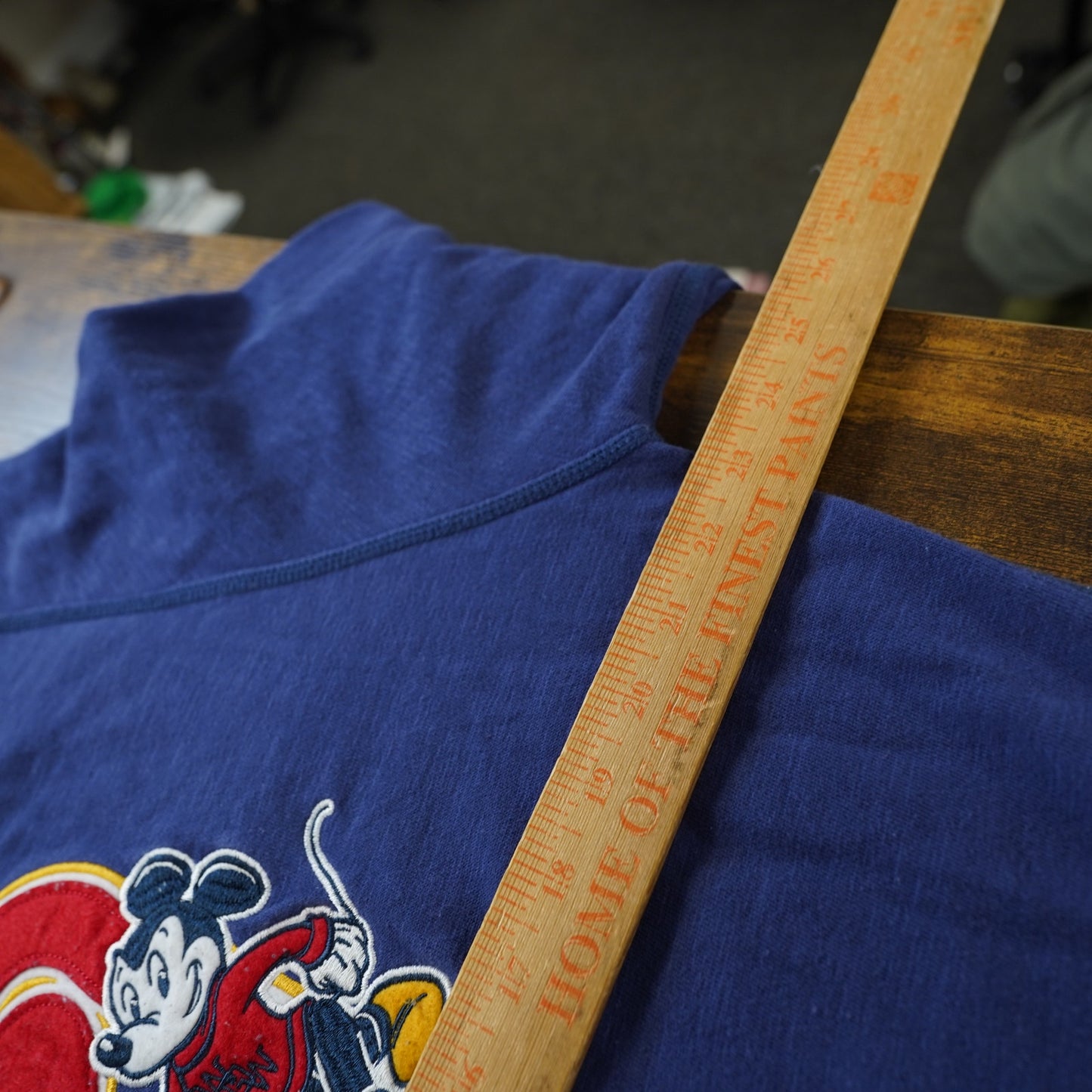 (L) Disney Parks Embroidered Mickey Mouse Epcot Sweatshirt Men's L Blue Disney World