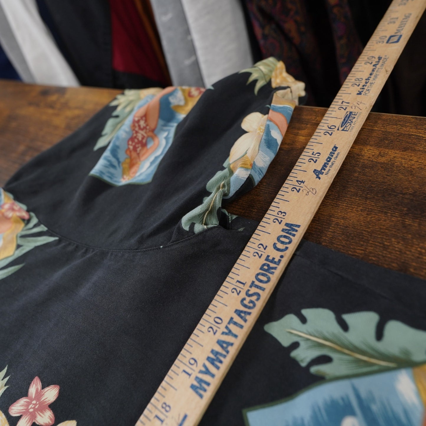 (M) Vintage Tommy Bahama 100% Silk Pin Up Girl Hawaiian Shirt Men's M Black Floral