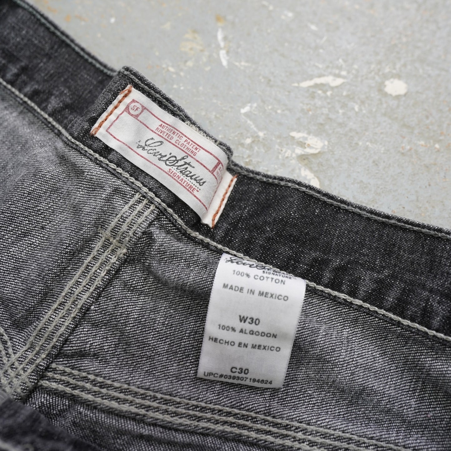 (Sz. 30) Vintage Levi's Strauss Y2K Baggy Denim Carpenter Shorts Men's Sz. 30 Black 2000s