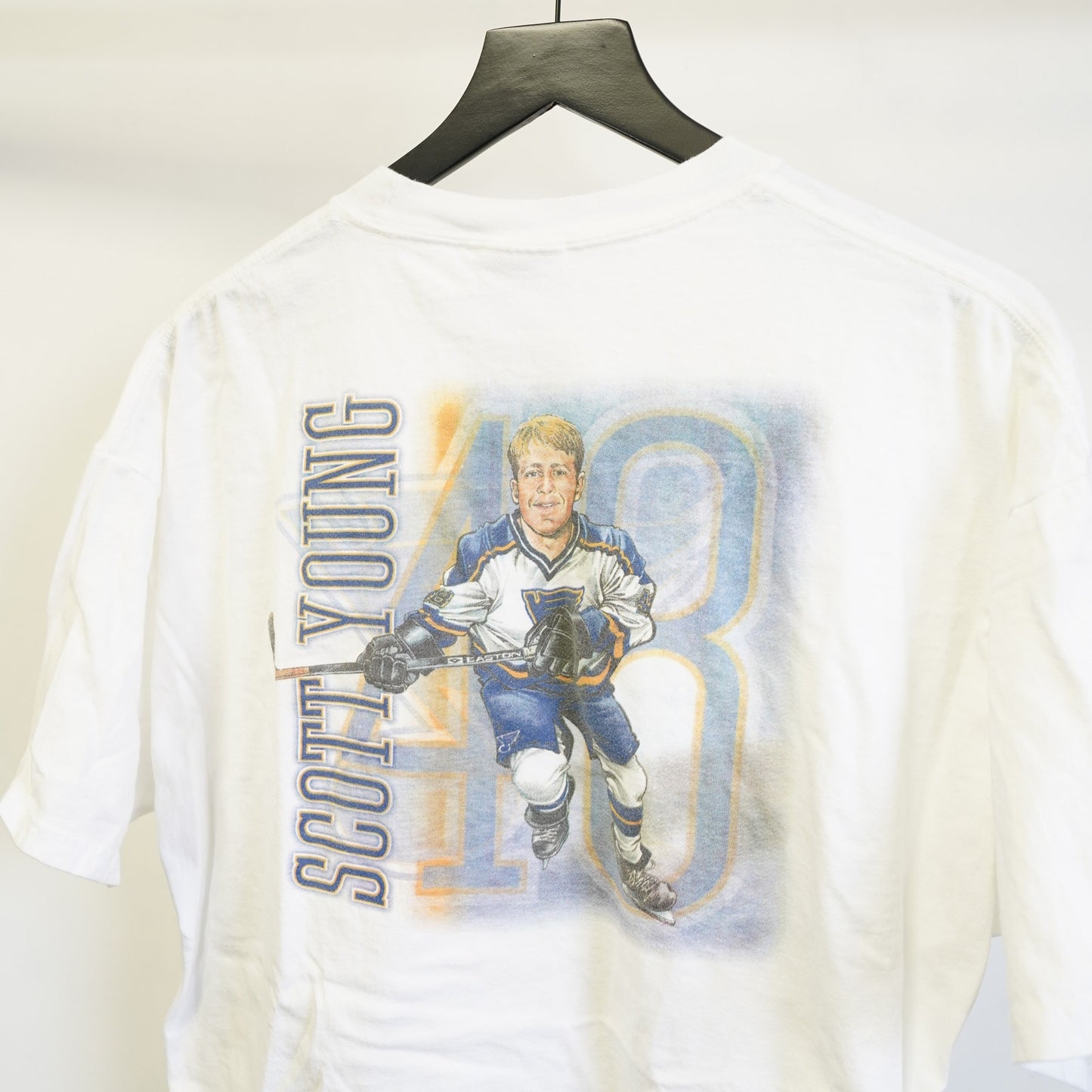 (XL) Vintage Scott Young St. Louis Blues Hockey Caricature T-Shirt Men's XL White NHL