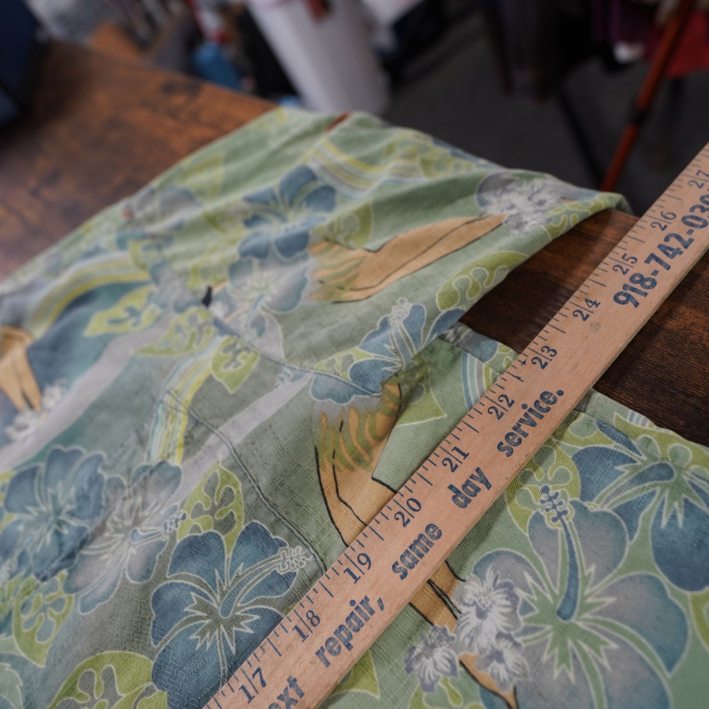 (M) Vintage Tommy Bahama 100% Silk Hawaiian Shirt Men's M Pin Up Girl Green Flowers
