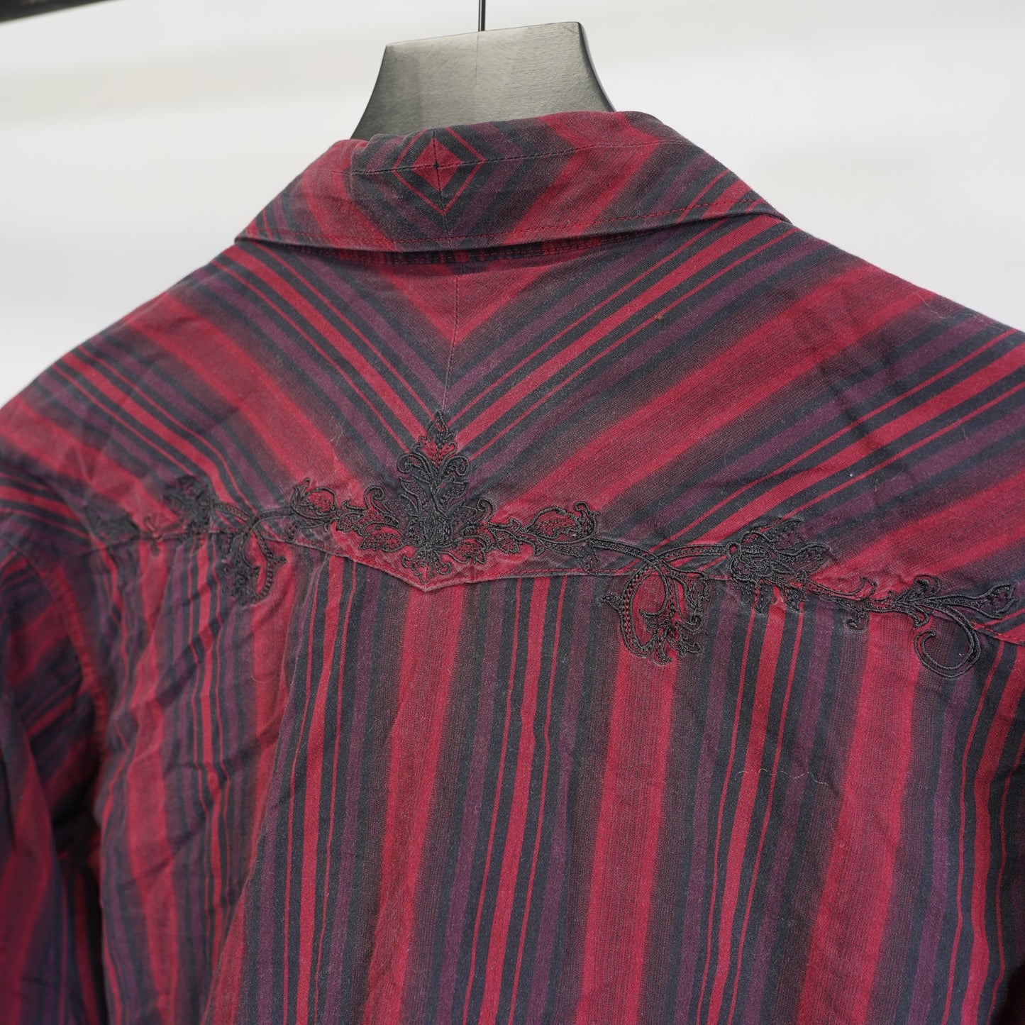 (M) Vintage Wrangler Pearl Snap Western Button Up Men's M Red Black Embroidered
