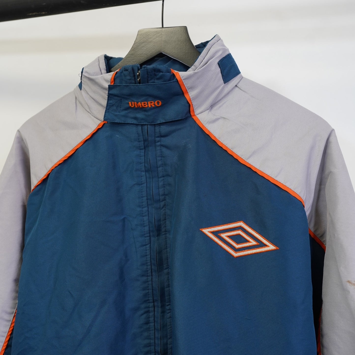 (M) Vintage Umbro Soccer Bench Puffer Jacket Men's M Gray Blue 90s Retro Sewn