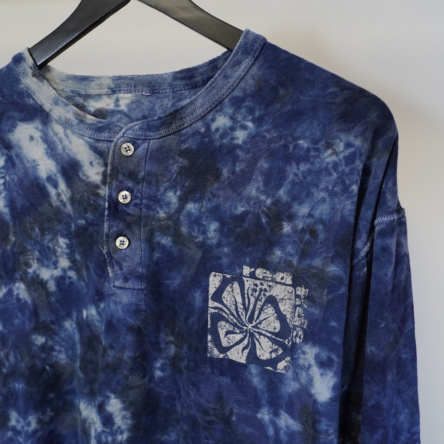 (XL) Vintage Red Tide Tie Dye Surf Longsleeve Henley T-Shirt Y2K Hippie Boho
