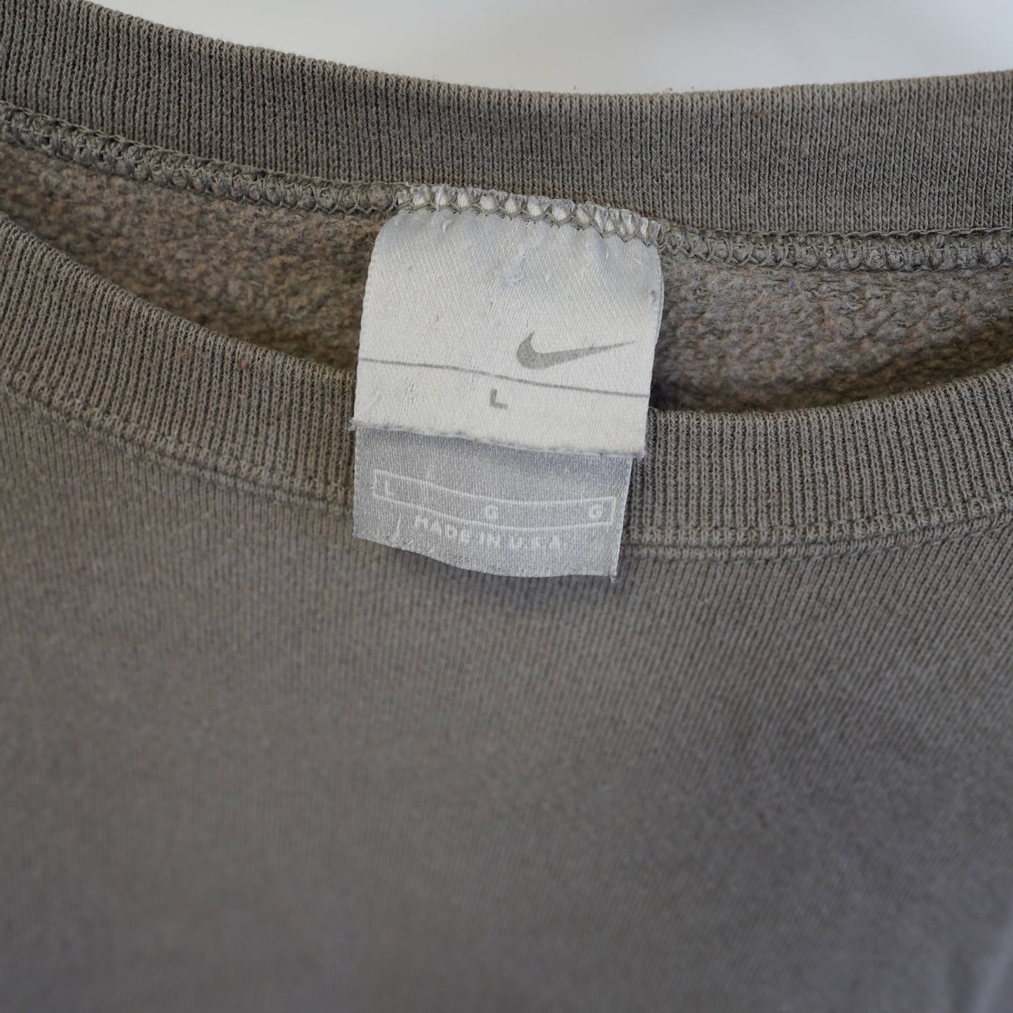 (L) Vintage Nike Y2K Essential Sweatshirt Men's L Gray Brown Stitched 2000s Crewneck