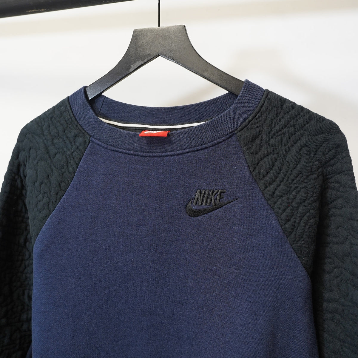 (Women's M) Nike Rally Stipple-Quilted Crewneck Sweatshirt Women's M Navy Blue Retro Black