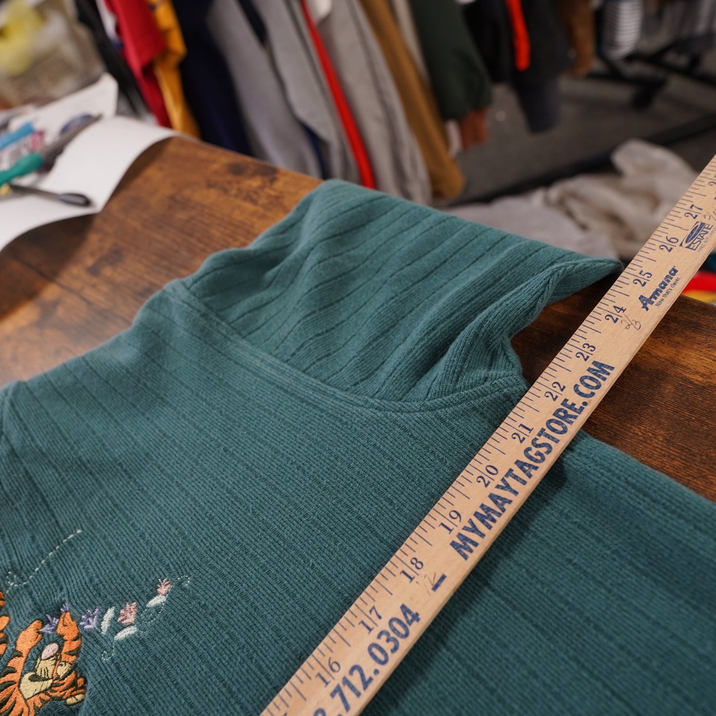 (Women's M) Vintage Winnie the Pooh Tigger Eeyore Sewn 90s Sweatshirt Green Disney