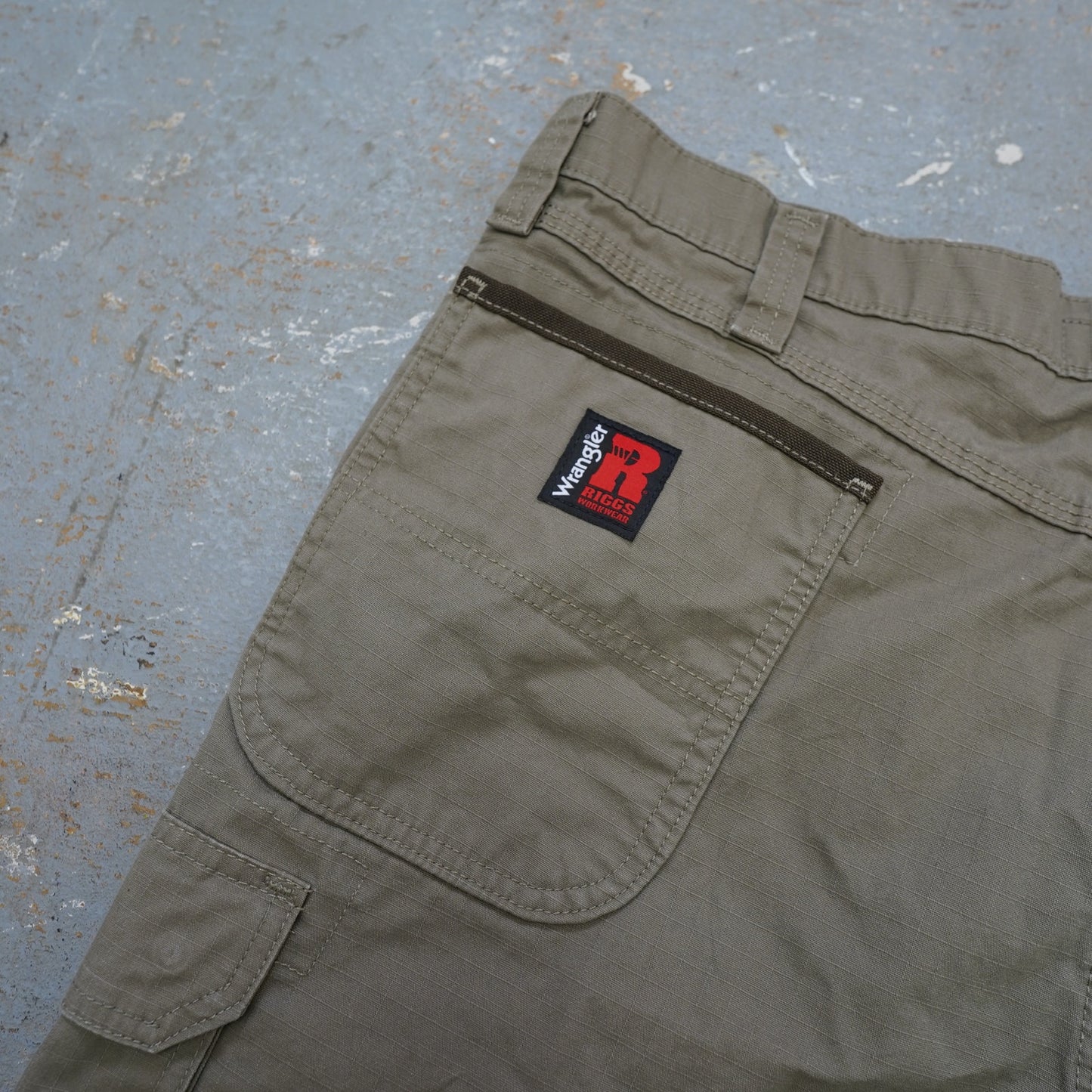 (Sz. 40) Wrangler Riggs Cargo Shorts Men's Sz. 40 Utility Workwear Beige Tan