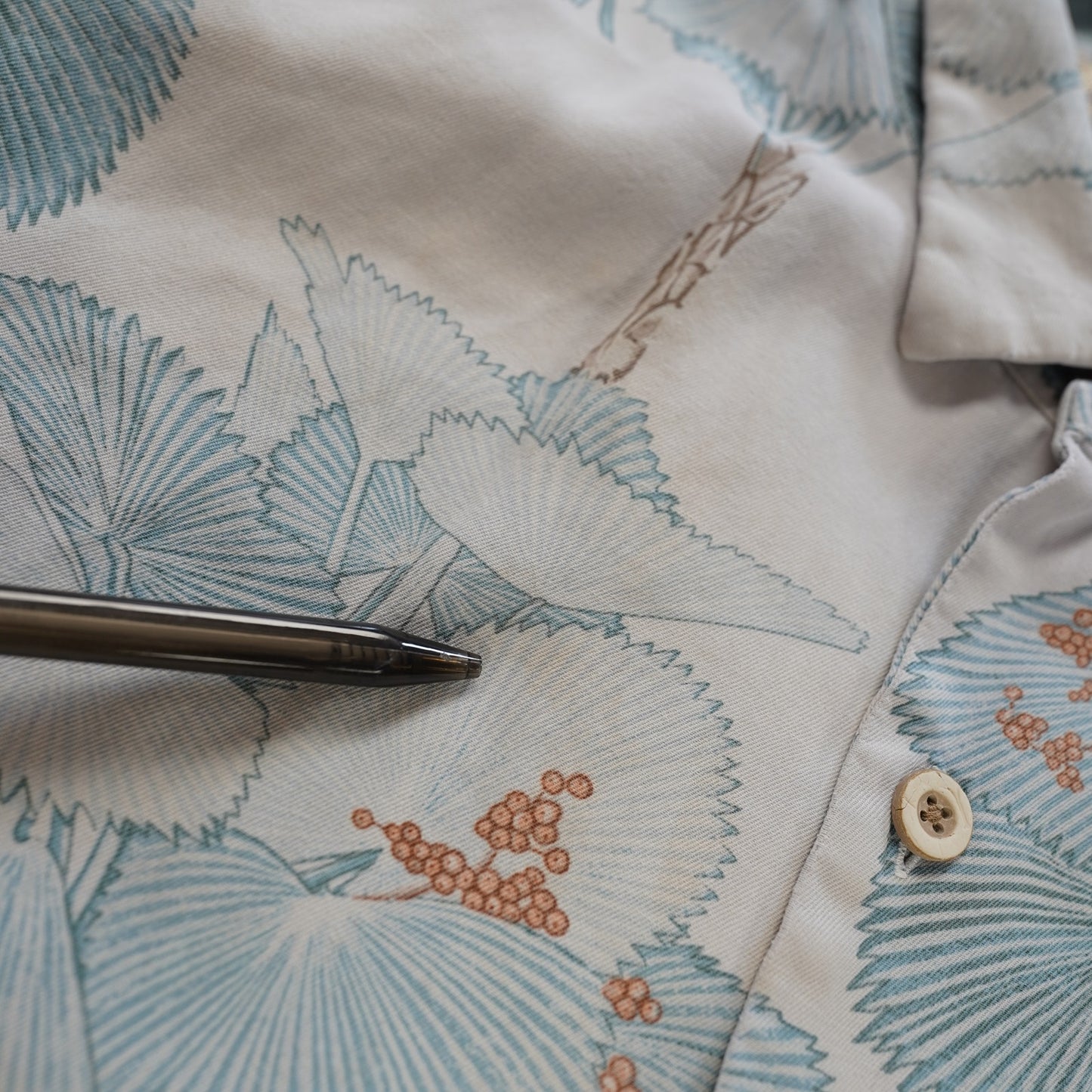 (3XL) Tommy Bahama 100% Silk Hawaiian Shirt Men's 3XL Light Blue Palm Trees