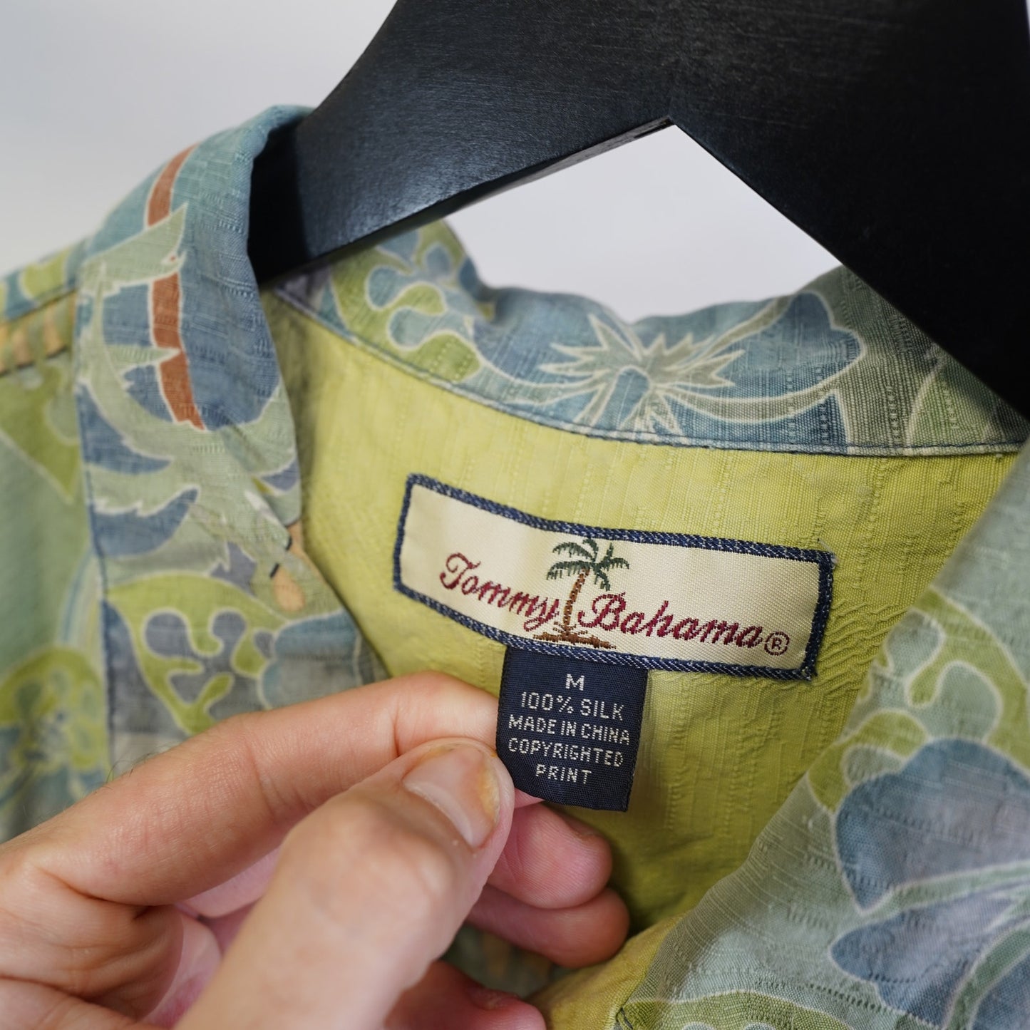 (M) Vintage Tommy Bahama 100% Silk Hawaiian Shirt Men's M Pin Up Girl Green Flowers